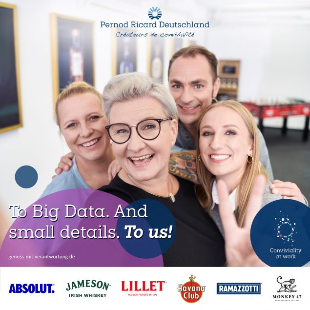 employer-branding-kampagne-pernod-ricard-selfie-gruppe-junger-leute-spaß-haben
