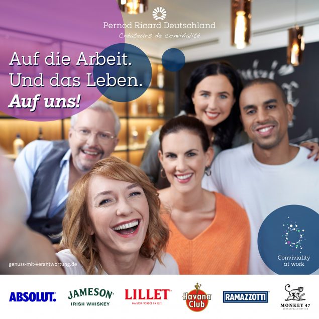 employer-branding-kampagne-pernod-ricard-selfie-gruppe-junger-leute-spaß-haben