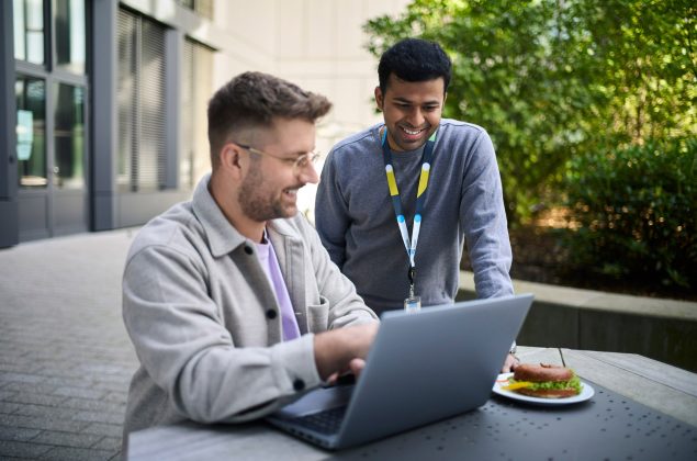 Arbeitssituation von zwei Männern an einem Laptop