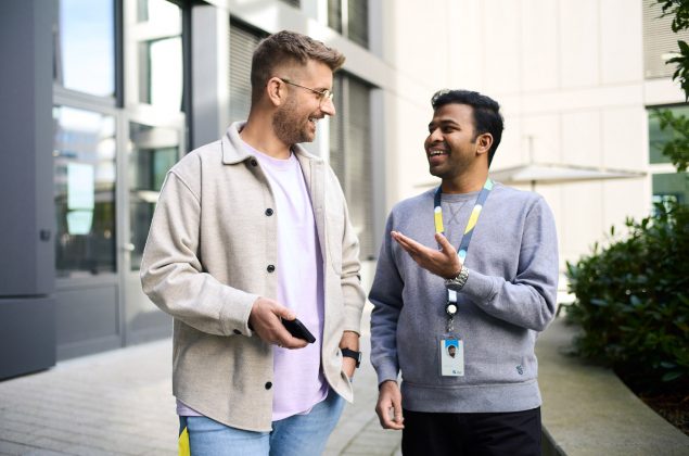 Zwei Männer laufen nebeneinander und diskutieren