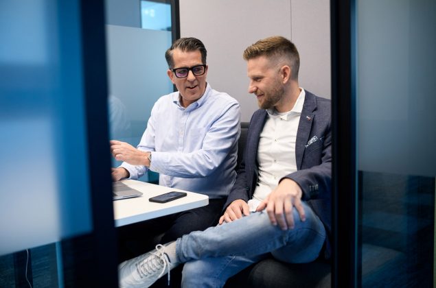 Zwei Männer besprechen etwas am Laptop