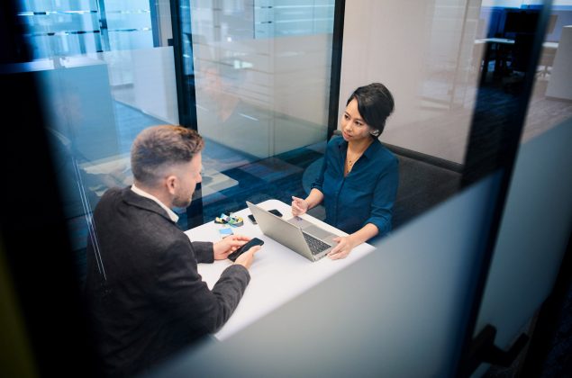 Interview Gespräch von einem Man und einer Frau