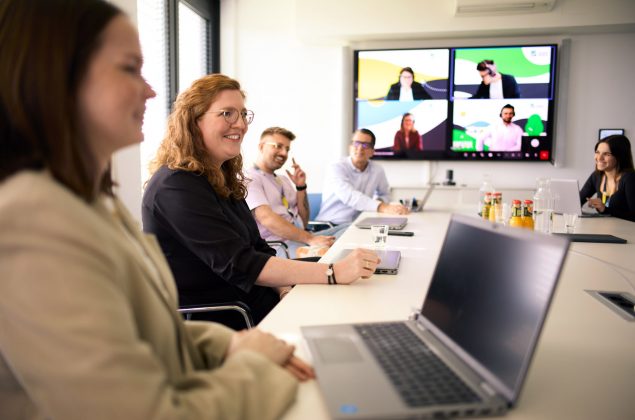 Eine Gruppe von Mitarbeitern im online Meeting