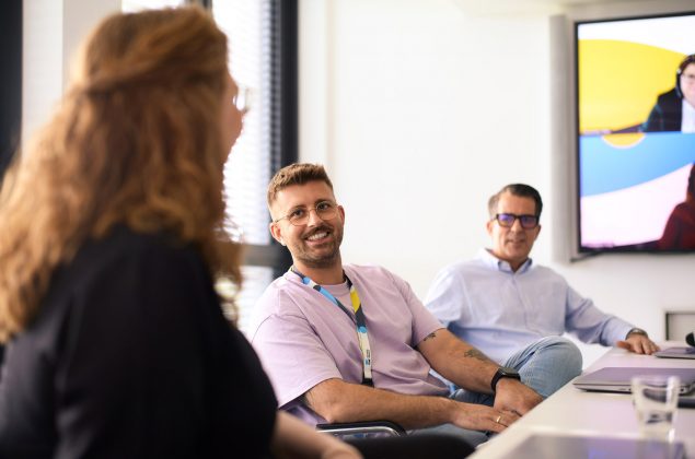 Ein junger Mann lacht eine Frau an