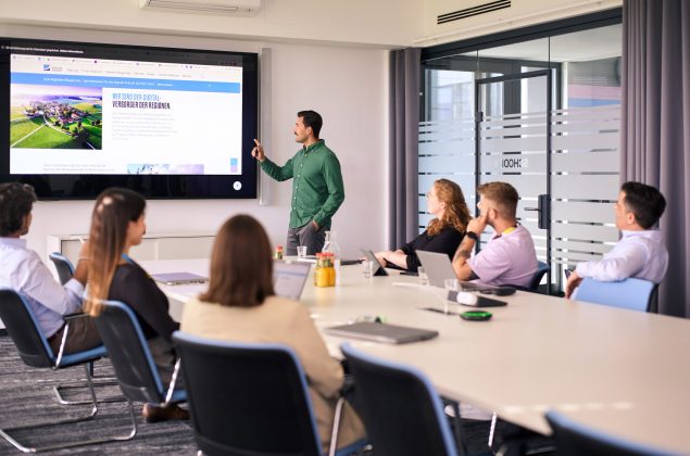 Konferenzsituation an einem großen Display