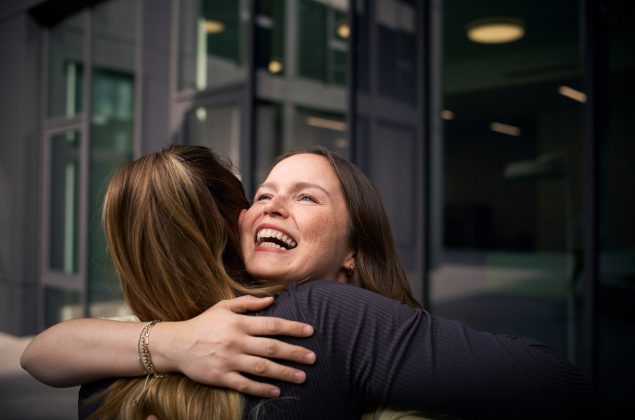 Zwei Frauen umarmen sich